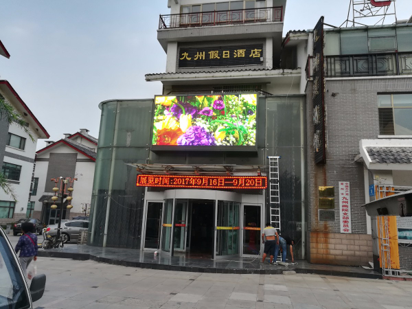 戶外P5全彩顯示屏交付使用，效果絕對(duì)沒得說(shuō)